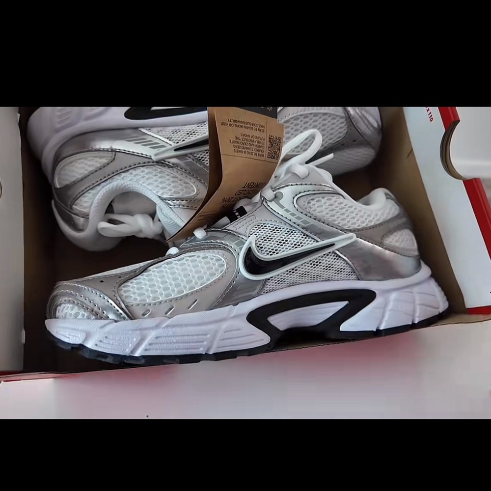 Nike V5 rnr Metallic Silver and White Running Shoes (never worn)